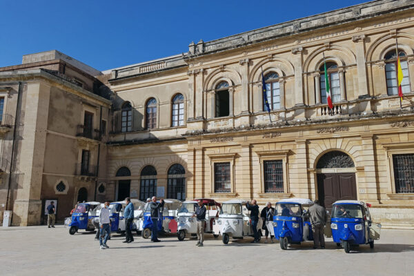 Ape-Tour-Siracusa Classic Event Organisation aus Diez Limburg Frankfurt. Geführte Reisetouren mit Guide. Deutschland Österreich Schweiz Spanien Italien Frankreich Events mit Sportwagen