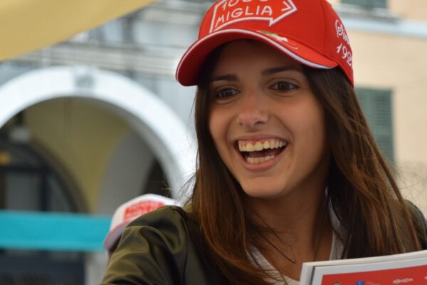 Lachendes Mädchen_web Classic Event Organisation aus Diez Limburg Frankfurt. Geführte Reisetouren mit Guide. Deutschland Österreich Schweiz Spanien Italien Frankreich Events mit Sportwagen